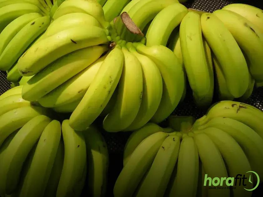 Como a banana prata se compara a outras variedades em termos calóricos