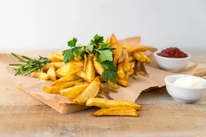 Porção de Batatinha Frita Crocante com Ervas Finas e Queijo