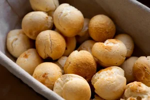 Pão de Queijo Vegano com Polvilho Azedo e Queijo de Castanha